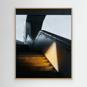 Ljus och skugga i trappan på Hisingsbron – Göteborg | Canvas
