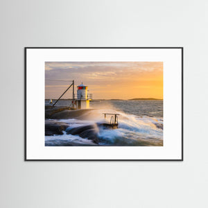 Klåva fyr på Hönö – Dramatiskt hav vid solnedgång | Fine Art Print