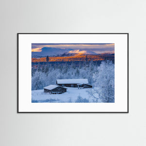 Sörvattensvallarna Härjedalen – Vinterlandskap med Gammal Gård | Fine Art Print