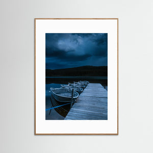 Båtar vid brygga i skymning – Burusjön Idre | Fine Art Print