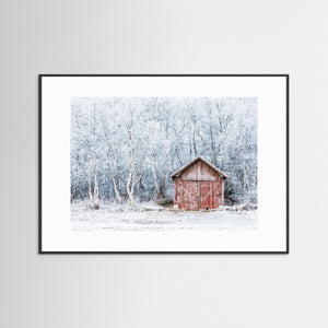 Rött båthus vid Ångardsvatnet – frostig morgon i Norge | Fine Art Print