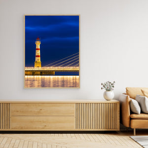 Malmö inre fyr i kvällsljus – Fyr vid Malmö hamn | Canvas