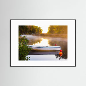 Morgon vid Landvettersjön – båt i dimma | Fine Art Print
