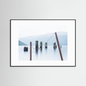 Bryggpålar i Tinnsjøen – Telemark, Norge | Fine Art Print