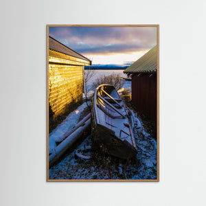 Upplagd träbåt vid Ånnsjön i Jämtland – fjällmotiv | Fine Art Print