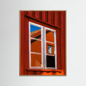 Rött hus och spegling i fönster – Mollösund, Bohuslän | Fine Art Print
