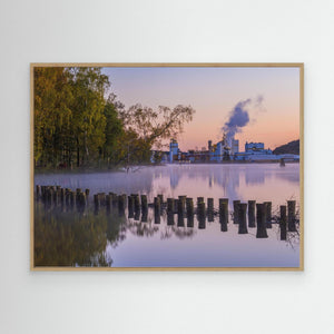 Göta älv i gryning – Nouryon i Bohus | Canvas