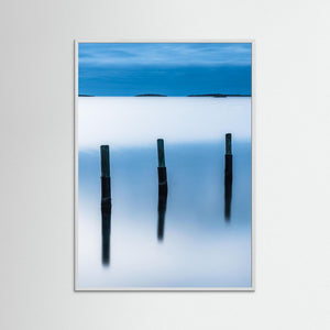 Särö Kungsbacka – Minimalistiskt Hav med Stolpar | Fine Art Print