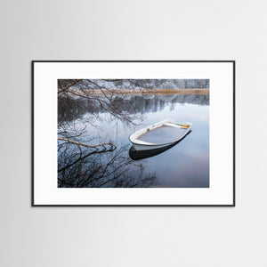 Båt i vinterlandskap Mölndal – Fotokonst från Ståloppet | Fine Art Print