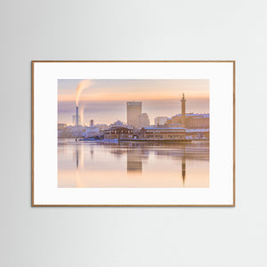 Fiskhamnen och Sjömanshustrun vid Göta älv – Göteborg | Fine Art Print