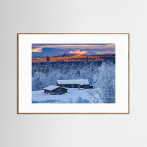 Sörvattensvallarna Härjedalen – Vinterlandskap med Gammal Gård | Fine Art Print