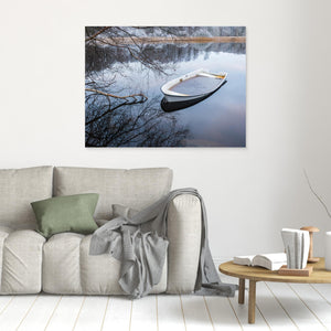 Båt i vinterlandskap Mölndal – Fotokonst från Ståloppet | Canvas