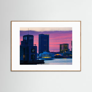 Clarion Hotel Draken vid Göta älv – kväll i Göteborg | Fine Art Print