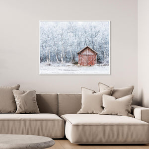 Rött båthus vid Ångardsvatnet – frostig morgon i Norge | Canvas