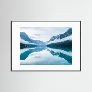 Lovatnet – Spegelblank fjällsjö i Stryn, Norge | Panorama Fine Art Print