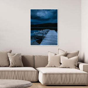 Båtar vid brygga i skymning – Burusjön Idre | CANVAS