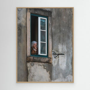 Äldre kvinna i fönster Lissabon – Gatufoto med känsla | Canvas