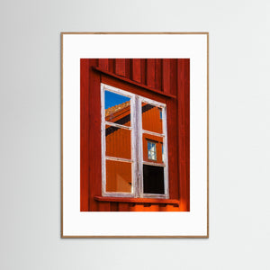 Rött hus och spegling i fönster – Mollösund, Bohuslän | Fine Art Print