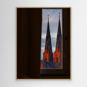 Gryning genom fönstret – Uppsala domkyrka | Canvas