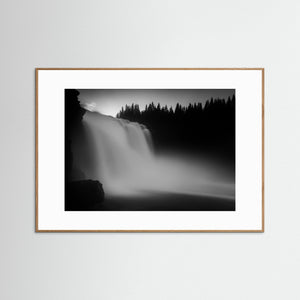 Tännforsen i svartvitt – Dramatiskt vattenfall vid Åre | Fine Art Print
