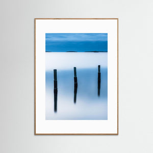 Särö Kungsbacka – Minimalistiskt Hav med Stolpar | Fine Art Print